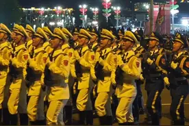 北京时间5月7日凌晨，解放军三军仪仗队再次亮相白俄罗斯首都明斯克，参加参加在明斯克举行的纪念苏联伟大卫国战争胜利80周年阅兵活动的第二次彩排仪式。《歌唱祖国》歌声响彻明斯克街头，每一句都让人热血沸腾，现场同胞情不自禁地跟着合唱。#中国军人视频封面