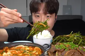 花甲炖豆腐，牛大骨，凉拌韭菜，这日子没得说 #抖音美食推荐官