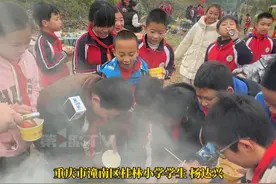 “火烧大点，水一开咱们就开吃火锅！”3月28日，#重庆小学生背着锅碗瓢盆去春游  ，从一年级就学做饭的小孩哥化身霸气“主厨” ，投喂班上同学，希望大家今天吃好喝好！#春游 #抖音精选计划视频封面