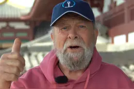 #地道山东人徐亚洲推荐好客山东 “地道”山东人徐亚洲：山东话全会说都能听懂，青岛一大怪“啤酒装在塑料袋”。徐亚洲推荐青岛美景，来青岛请你“哈啤酒”！#2025山东省文旅产业高质量发展大会 #畅游齐鲁乐GO山东  #好客山东品味德州  #跟着文旅大会游德州