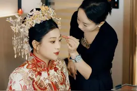 贵气新娘妆容造型分享 新郎开心的就像打了胜仗一样，迎娶最心爱的太原姑娘！新娘一脸溺爱的微笑看着单膝跪地的新郎！太TM感动了#每个女孩的婚纱梦 #化妆师萌萌 #新娘跟妆 #平遥萌萌婚纱 #跟妆花絮小视频视频封面