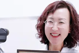 一位从内蒙古远道而来的患者，为了表达感谢，自制了一份特殊的礼物送给张主任。#角膜移植张晓融主任 #内蒙古 #患者故事 #眼科 #抖出健康知识宝藏视频封面