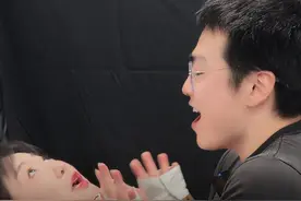 爆缸了兄弟们！ 说话就好好说话，一言不合就摔手机是什么意思啊！你问过水泥地了嘛？！#华为mate70  #iPhone  #小米  #红米 #数码科技  #搞笑视频封面