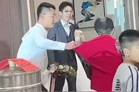 婚礼现场大娘欲“抢喜”，伴郎“快准狠”将其拉回。新郎：多亏有兄弟！（编辑：罗钧栋 紫薇 实习生：孙彤彤 审核：杰昌）视频封面