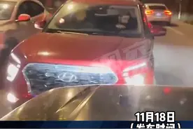 外国男子驾车逆行影响正常车辆通行，期间还两次对正常行驶的司机竖中指#素质与教养 #遵守交通规则文明出行 #社会百态