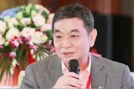 长江存储董事长陈南翔说，中国集成电路经历了长期的探索和试错 已知道什么模式是失败模式。#陈南翔 #集成电路 #半导体 #长江存储视频封面