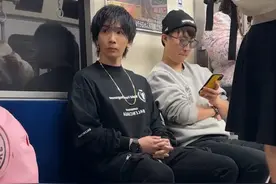 日本电车女生 #日本 #地铁随拍 #日本女生 #日本生活 #搞笑视频封面