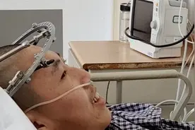 5月29号，术后“折叠”男孩从icu病房转回骨科病房，状态良好。王宇医生：下一步教会他坐。延琛妈妈：他已经很久没坐过了。#折叠男孩的心愿