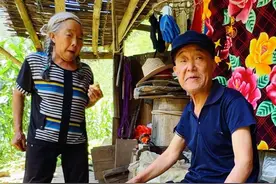 探访重庆深山独户，两位80岁老人独居峡谷，种地养鸡与世无争视频封面