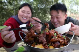大洋干活想吃肉，胖妹做锅羊肉炖土豆，香辣够味，大口吃肉真过瘾