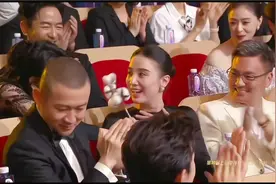 宣布宋佳最佳女主角后闫妮马上把花递过去  宋佳白玉兰视后