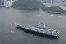 现场！山东舰航母编队抵达香港海域，甲板排出“国安家好”字样
