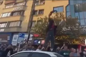 大厦将倾，伊朗妇女头巾不带了还上车挥舞，这还能撑住吗