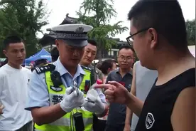 交警讲手铐的正确用法。