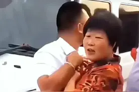 河南南阳，一对新人结婚，当新郎带领着婚车队前来接亲...图片