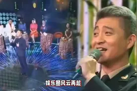 周炜夫妇建军节穿军装庆祝，49岁周炜头发全白，和妻子同框似父女视频封面