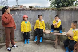 女子生下四胞胎，怎料一个比一个顽皮，每天都要被气炸了，真搞笑视频封面