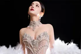 古力娜扎穿露背装走秀，身材完美极具女人味，网友：羡慕她前男友视频封面