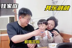 韩国双胞胎萌娃太可爱了，一家人聚一起，大伯和奶奶的笑容没停过视频封面