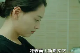 女人为满足自己的偷窥欲，竟狂翻帅哥的垃圾视频封面