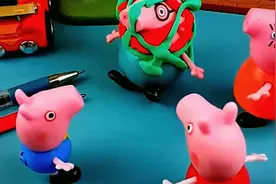 佩奇和乔治上演搞怪特技秀，使出绝技后爸爸的脸变成了一个花脸猫视频封面