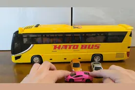 儿童喜欢的黄色巴士公交车玩具车搭载玩具小汽车的滑行展示游戏视频封面