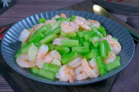 黄瓜炒虾仁，最忌直接下锅炒，菜馆这样做，清鲜脆嫩不出水，收藏视频封面