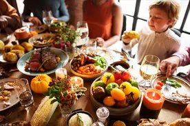 中国女婿做了一桌中国菜，美国岳父母吃过后直呼：一定要到中国去图片