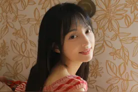 清纯甜美的女孩 迷人居家写真图片