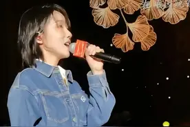 成都七中校庆：歌手刘恋上台献唱好美，孟晚舟和老公出席好恩爱图片