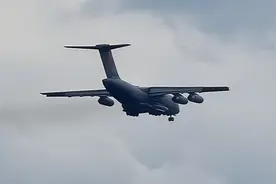 运20第3次飞塞尔维亚，首次实战化出征海外，大大方方亮出干扰弹图片