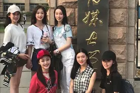 中传女生发毕业合影，一旁同学却成主角，网友：冯琳姐姐好仙图片