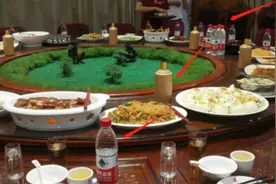 喝酒时，为啥老酒鬼总会随身带瓶水？是故作神秘还是内含猫腻？图片