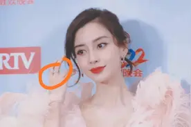 baby罕见秀恩爱，被曝跟黄晓明已和好，资源飞升六部剧待播图片