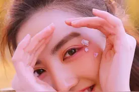 一眼爱上的抖音朋友圈文案句子：红黄蓝白黑，酸甜苦辣咸图片