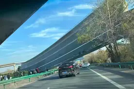 湖北高架桥为何发生侧翻，是设计存在缺陷还是因为货车超载？图片