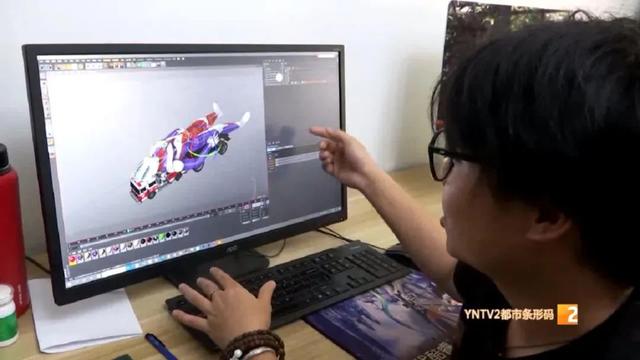 奥特曼“现身昆明街头”捡菌