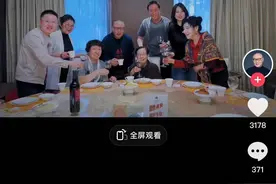 61岁董文华罕见露面，容貌已经老去，低调生活的她过得并不差图片