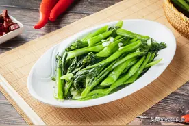 广东人炒青菜，为啥翠绿鲜嫩不出水？告诉我3个诀窍，真实用简单图片