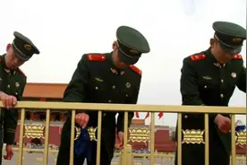 天安门广场执勤的便衣，他们背后背着的黑色棍子，是什么武器？图片