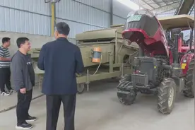 护航“三夏”丨镇平县82万亩小麦2天后进入收获期 引进履带式收割机应对降雨天气图片