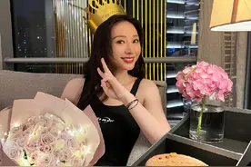 柳岩晒照庆42岁生日，穿黑色吊带身材纤瘦，皮肤白皙状态似少女图片