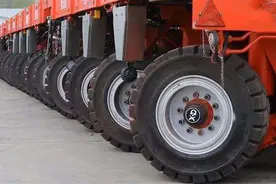 国之重器只租不卖，1152个轮子的平板运输车，居然能拉两艘航母图片