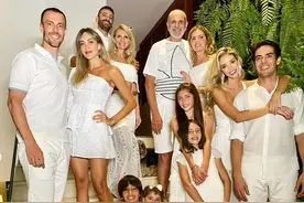 巴西巨星卡卡晒一家13口跨年全家福：一家子高颜值，富豪父亲老了图片