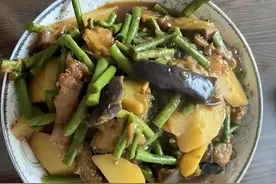 全山东的网友…都在叫停一辆大货车！都急出泪来了！求求你快调头回去，高速费我们出图片