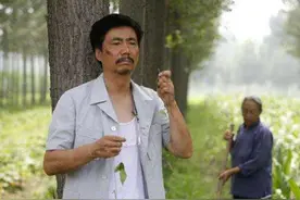 范明：娶大6岁二婚女当老婆，对继子视如己出，今继子成国家骄傲图片