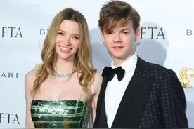 两次甩掉马斯克，绝美女星和英国最帅童星官宣！甜到像拍偶像剧图片