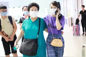 50岁出头的伊能静还像个小孩，“格子裤”配T恤，少女感拿捏到位图片