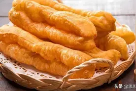 炸油条的健康做法，不用明矾不用泡打粉，个个膨松空心，香酥可口图片