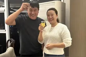 何冰吃饭白捡一个媳妇，结婚26年被拿捏死,妻子到底有什么魅力？图片